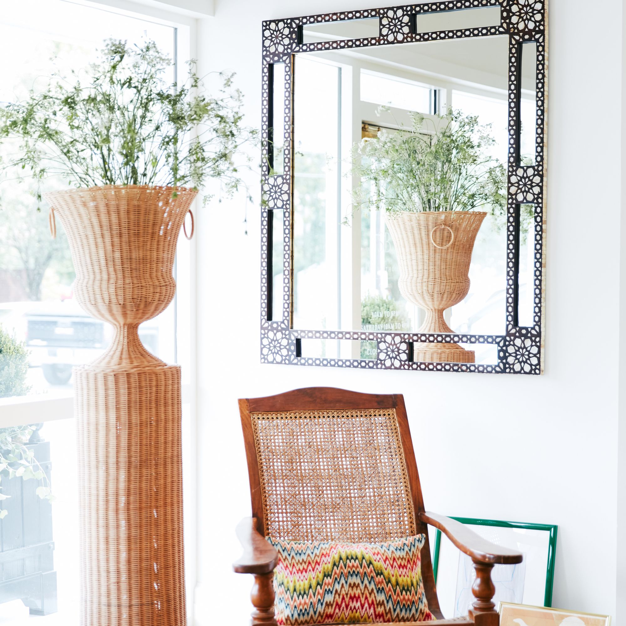 一个有大花盆的阅读角“class=