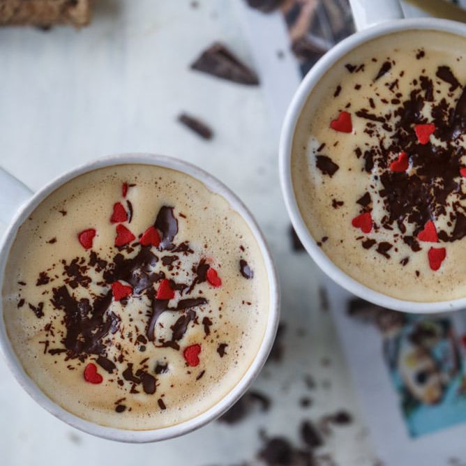 装饰有心形糖屑的杯子里的鸡尾酒。