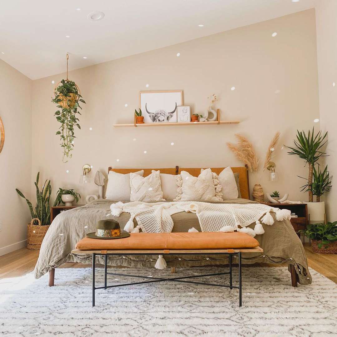 中立Boho风格卧室配有米色口音墙。