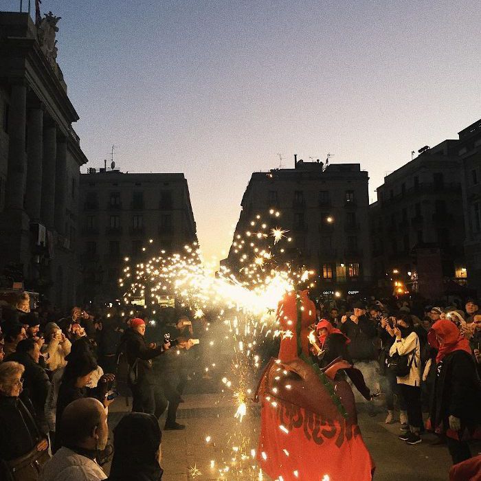 人群观看街头表演