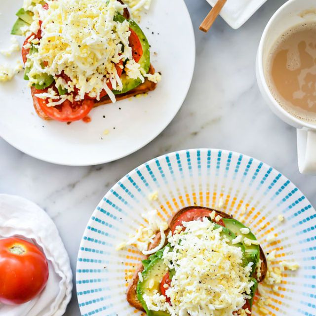 鳄梨烤面包与番茄和煮鸡蛋