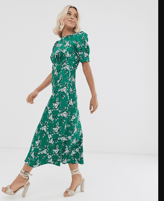 一个女人造型很长的绿色碎花长裙