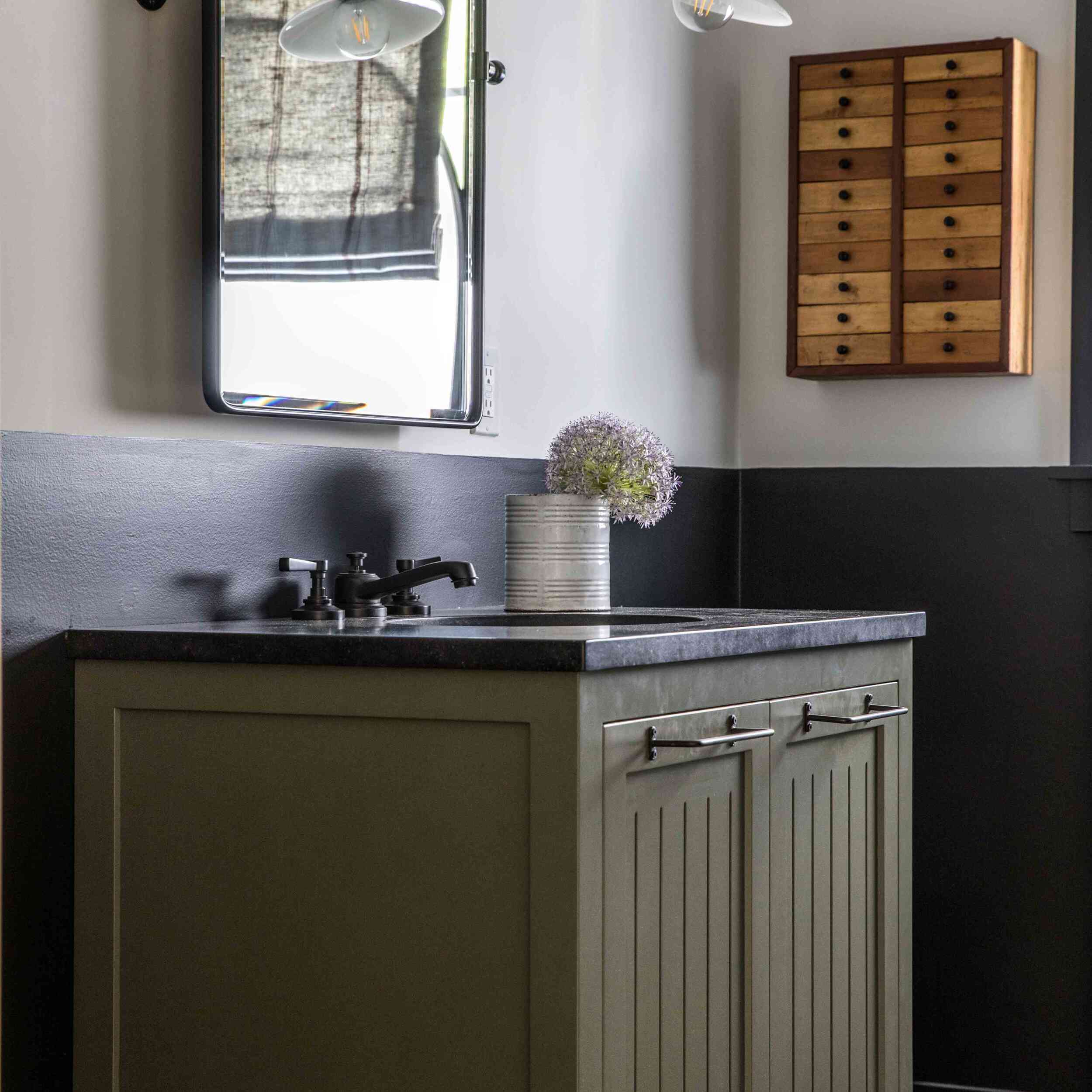 浴室配有深绿色的虚荣