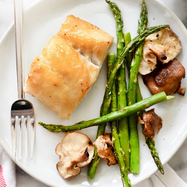 用蘑菇和芦笋低碳水化合物的味噌鳕鱼菜。