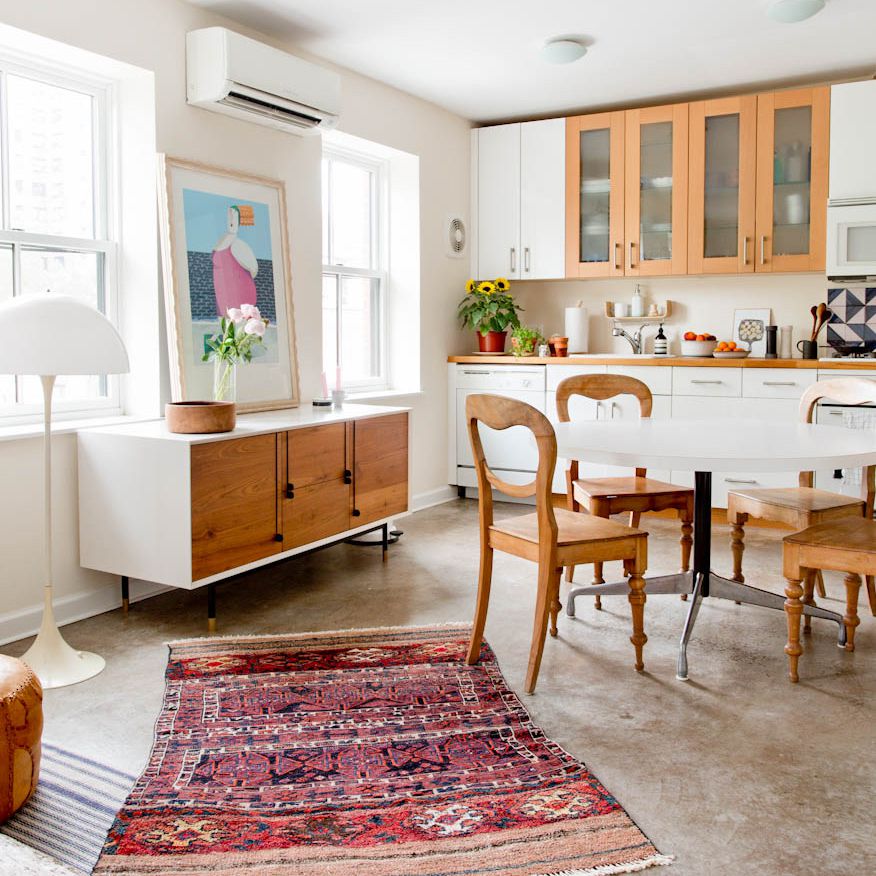 有木和白色橱柜的厨房