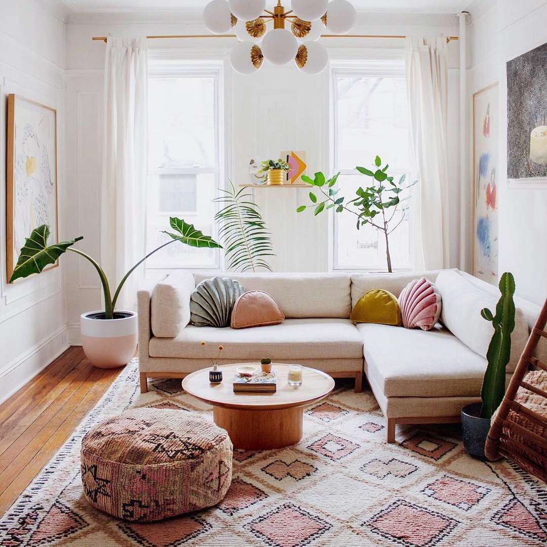 波隆折衷的客厅有乐趣的壳枕头。