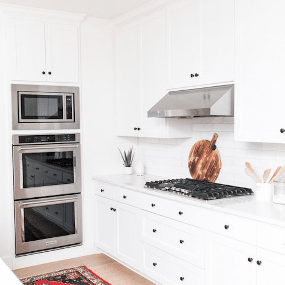 红色厨房地毯在白色厨房里