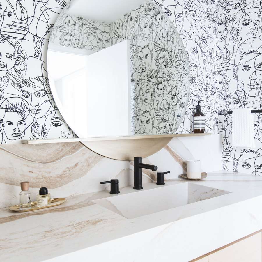 盥洗室的墙纸以线条画脸为特色