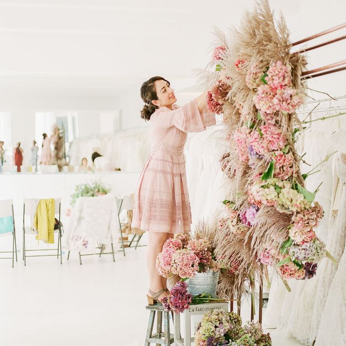 齐亚娜·安德伍德在插花