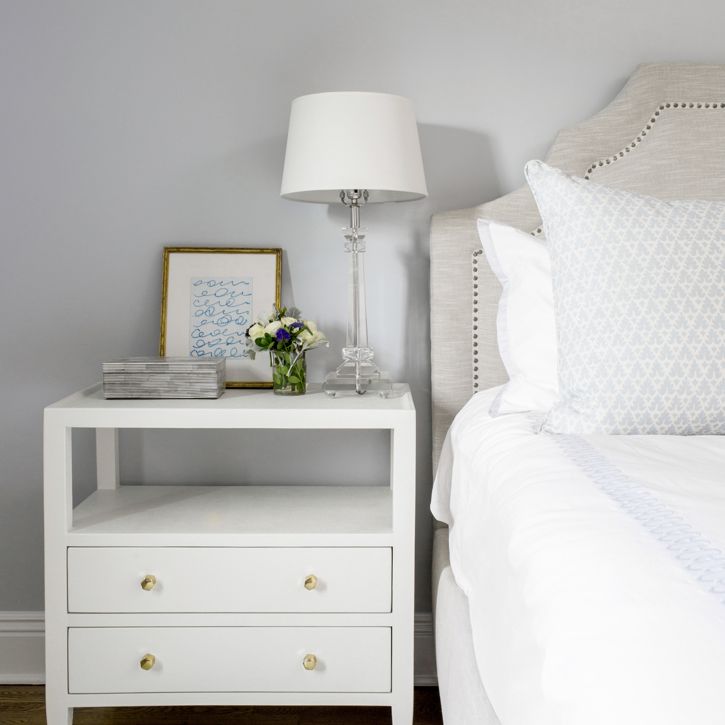 卧室旁边桌特写镜头与蓝色装饰的。