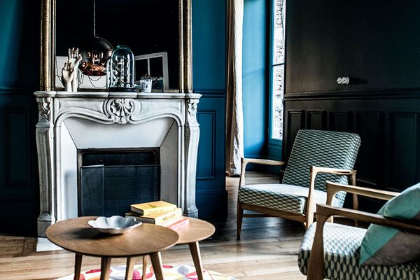 现代法式客厅，壁炉和世纪中叶的家具