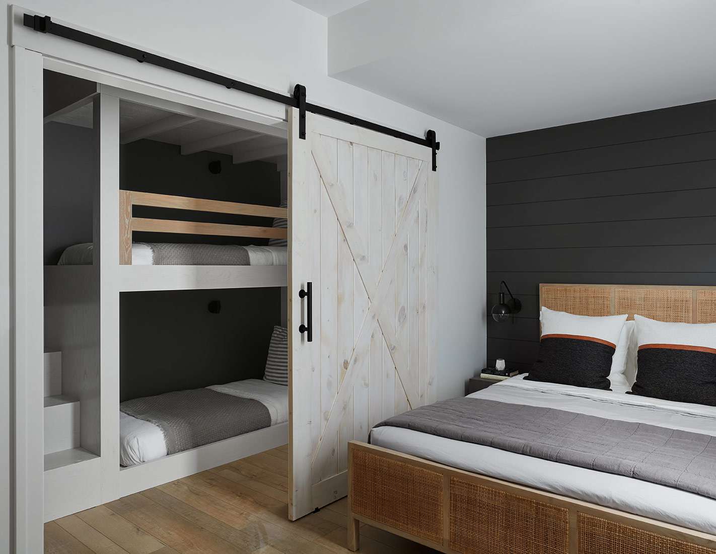 灰色和白色的双层床在房间里