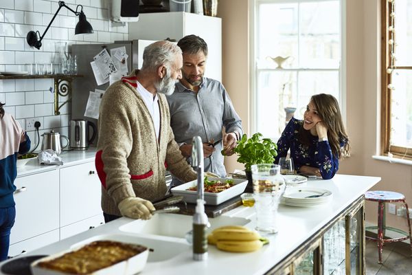 大家庭一起做饭