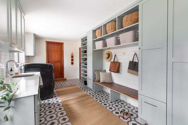 带有鼠尾草绿色内饰的时尚密室。