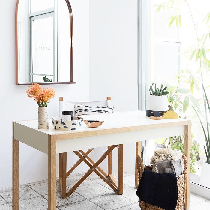 一张桌子在Studio Life.Style Design Duo Shannon Wollack和Brittany Zwickl的新办公室“class=