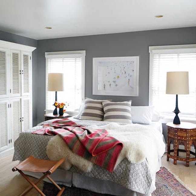 柔软的卧室有条纹枕头和毯子。