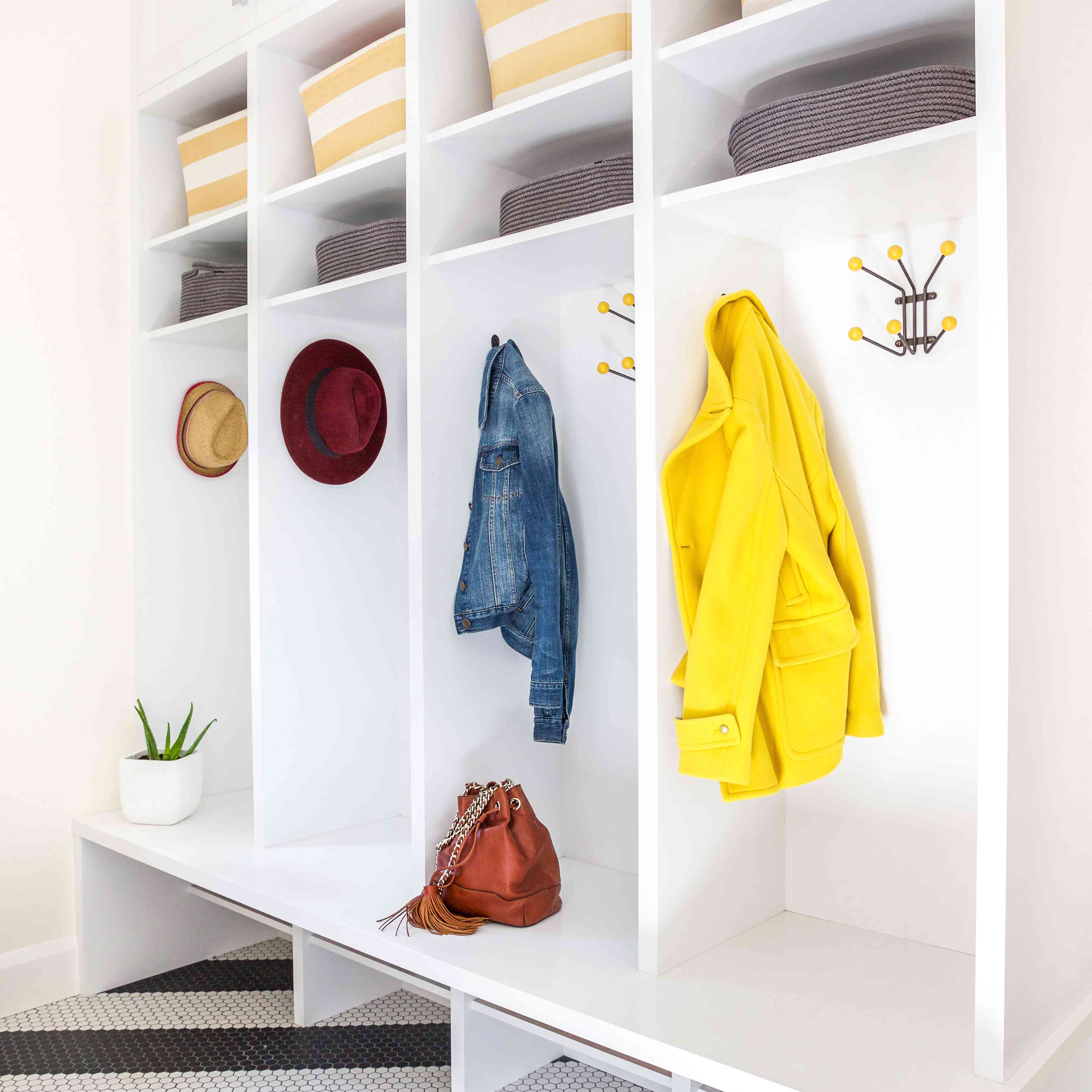 全白的泥浆室里装满了黄色的钩子和篮子