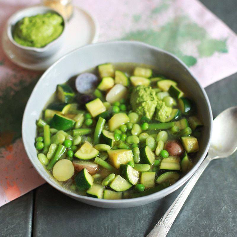 春季蔬菜通心粉汤配开心果欧芹