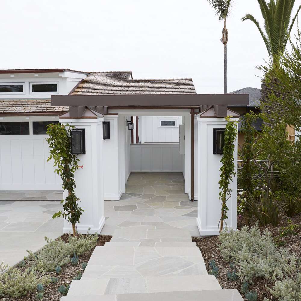 外面的走道被覆盖的花坛包围。