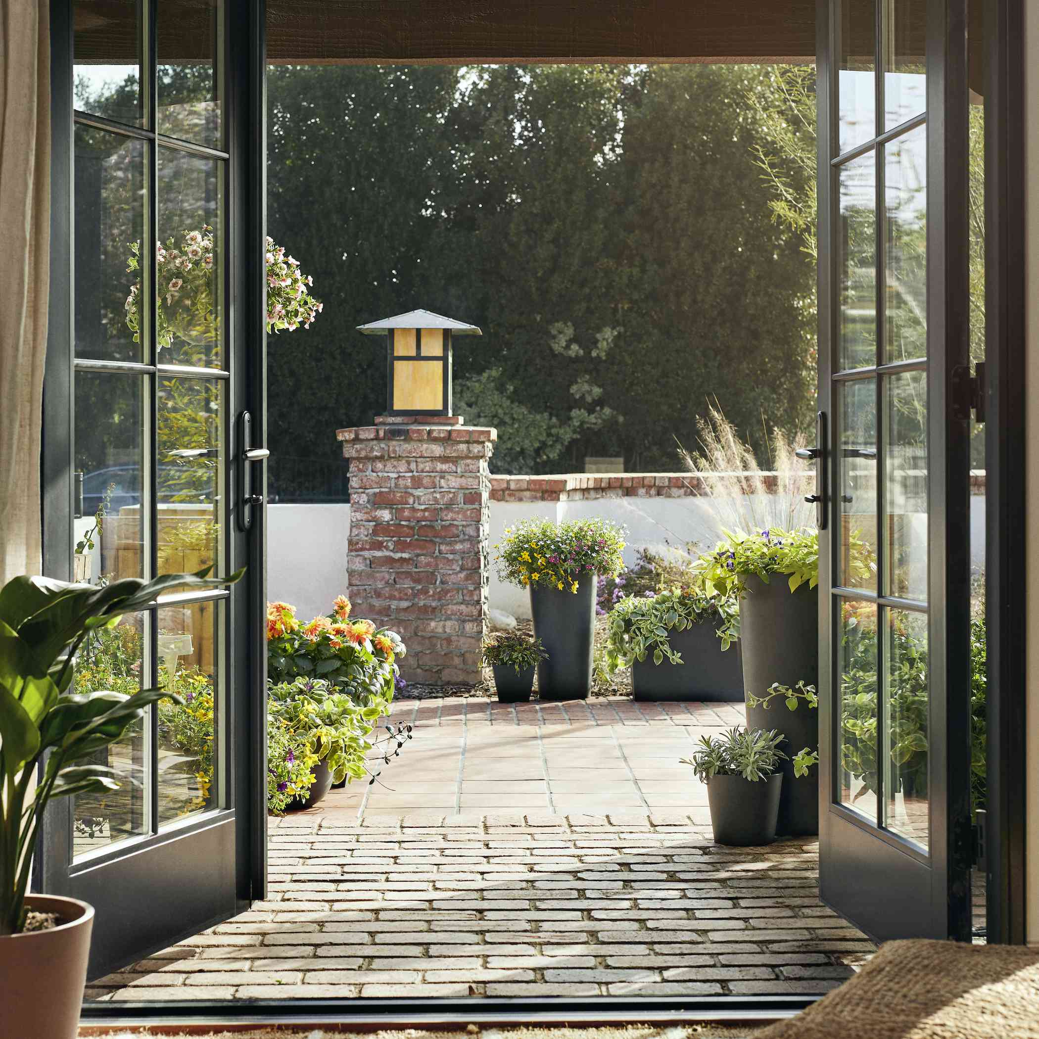 户外露台区域通过黑色双门。