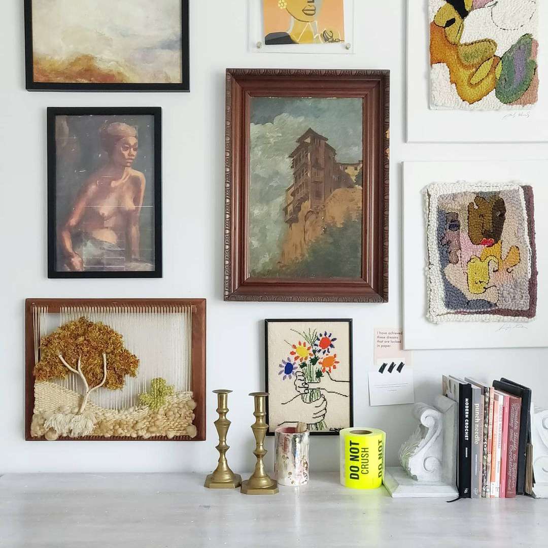 葡萄酒艺术挂在画廊墙壁上。