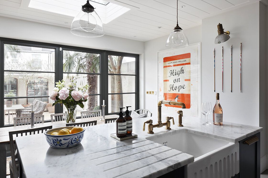 光线充足的厨房里有一个农家风格的陶瓷水槽