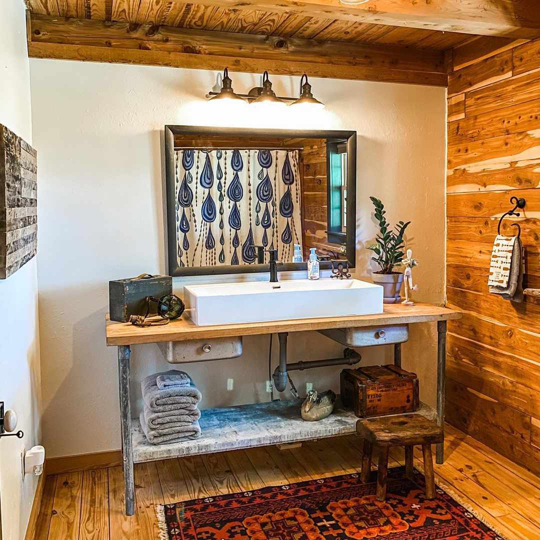 用木制天花板仿古浴室