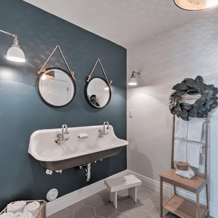 一间盥洗室，墙上有一个宽大的洗手池