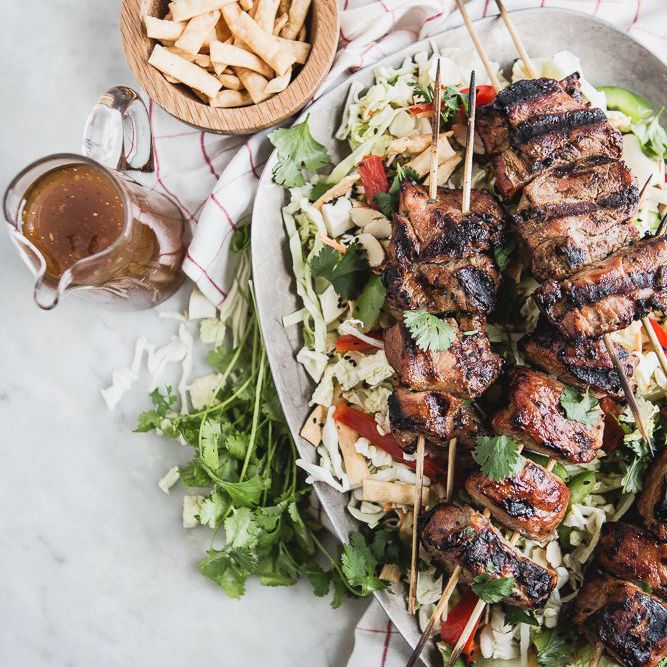 亚洲切碎的沙拉用hoisin用卤汁泡的猪肉kabab食谱