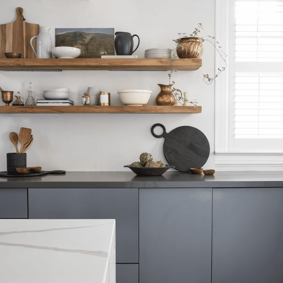 带板岩灰色橱柜和暴露的木制架子的厨房