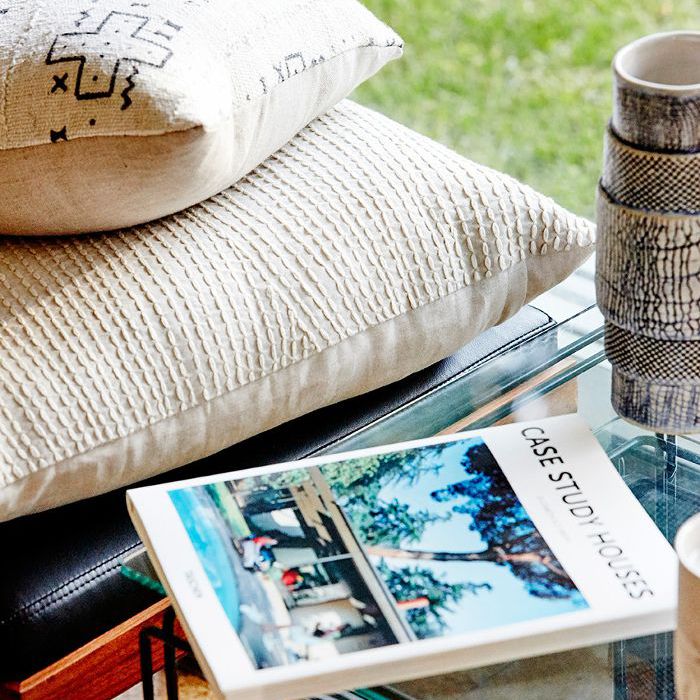 床头柜旁的靠枕