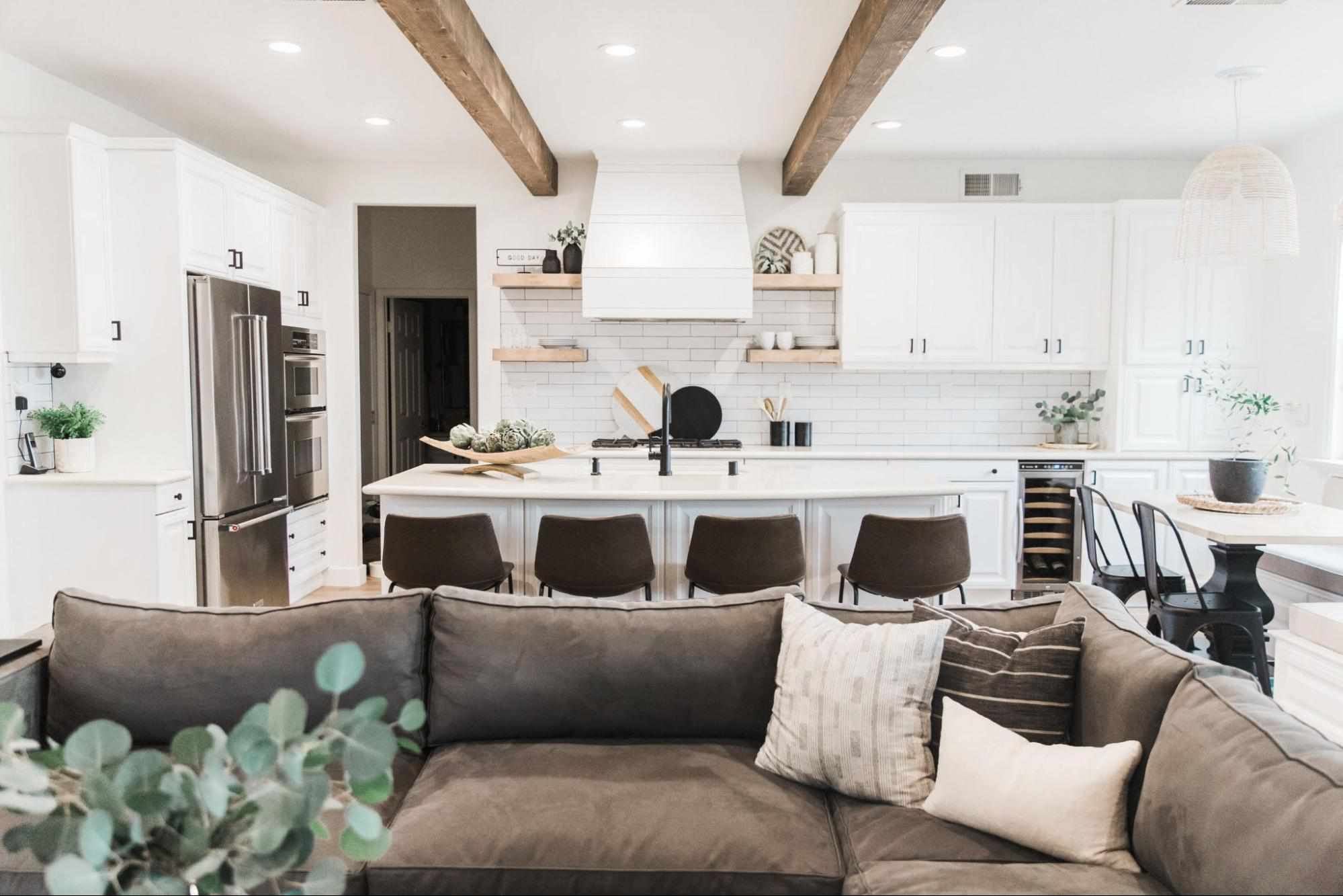 开放式平面图厨房和起居室。