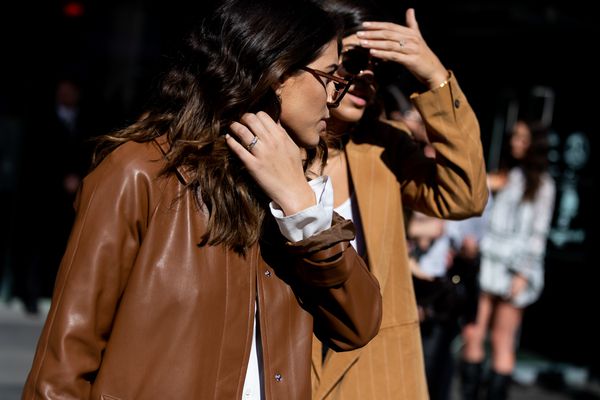 两个女人走路和谈话