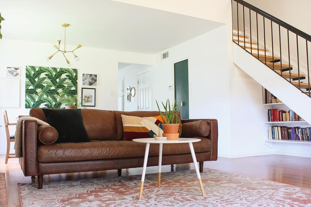 客厅里的棕色皮沙发。