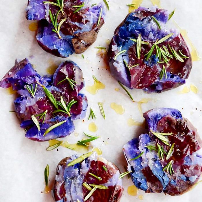 碎紫红薯淋上橄榄油和迷迭香