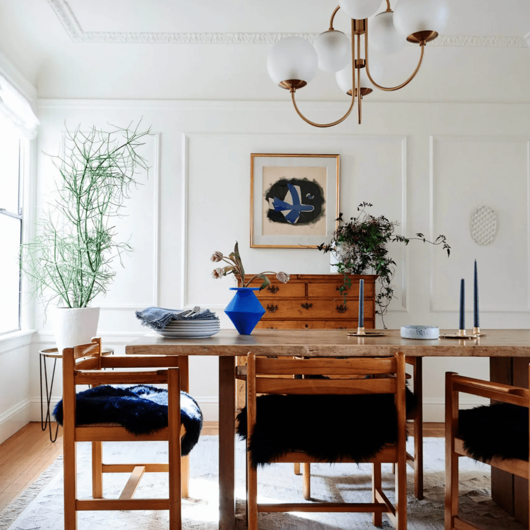 木质餐桌，顶部有几种不同类型的蓝色装饰