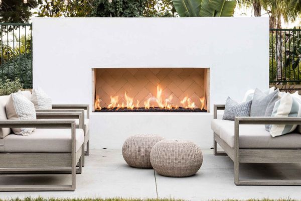 带游泳池和壁炉的户外空间