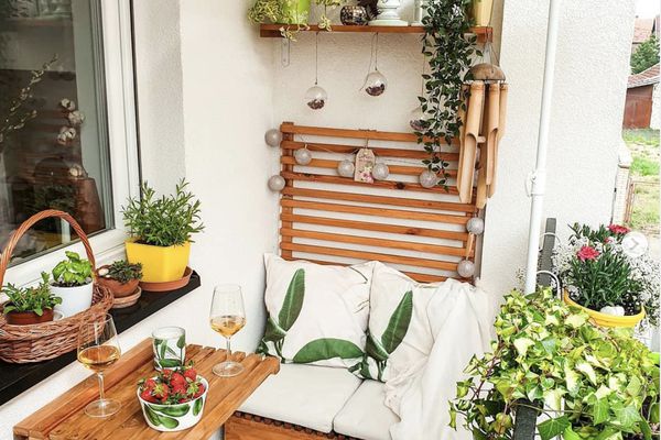 带小型折叠桌、浮动架和植物的阳台
