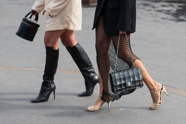 法国巴黎 -  3月03日：记者阿莉莎Coscarelli穿香奈儿的所有痤疮靴的搭配创意顾问劳伦卡鲁索穿着复古的服装，行鞋和一个Chanel包上2020年3月3日在法国巴黎。