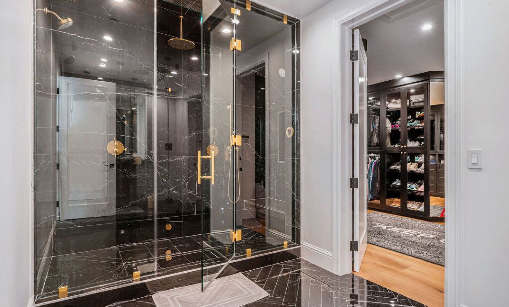 Lux金色和黑色的浴室