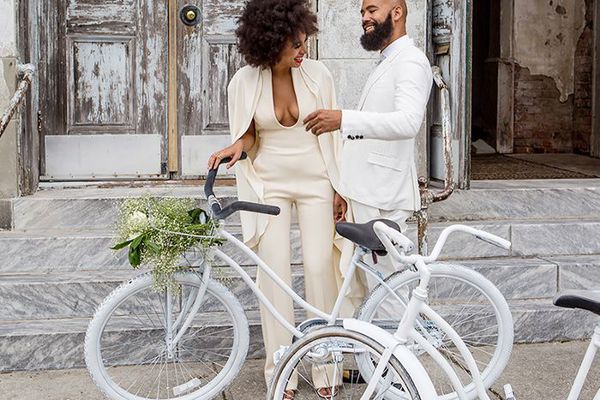 一对夫妇在一辆自行车前面