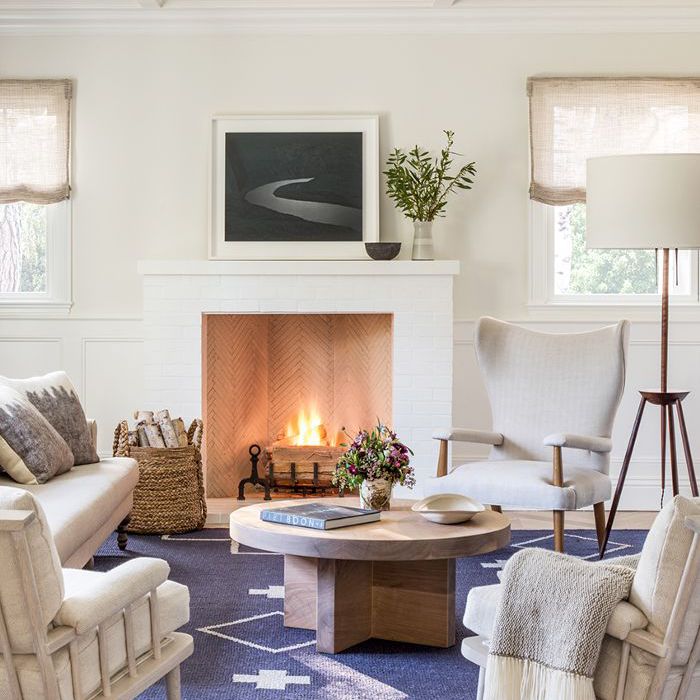 带壁炉的蓝白客厅