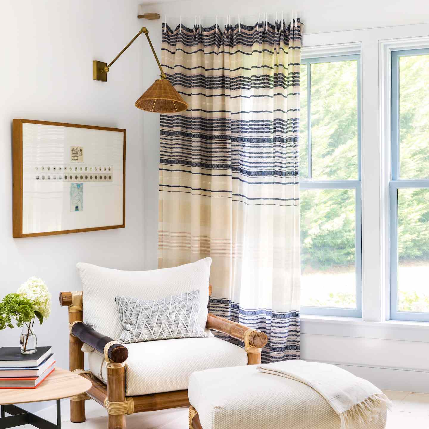 木制家具的读书角。