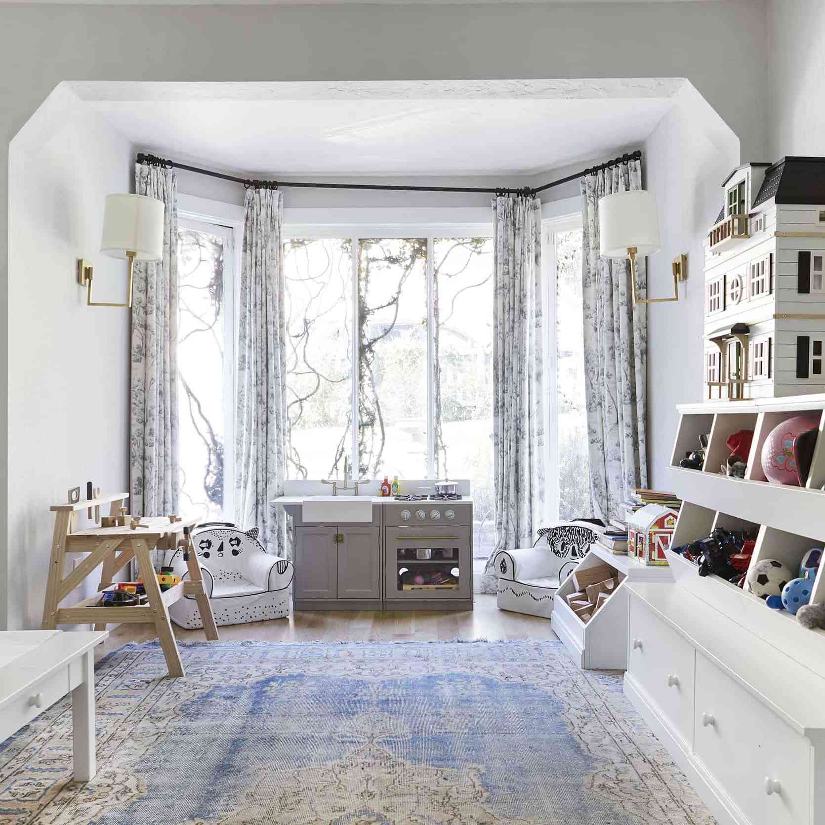 有精致地毯和小房间的儿童游戏室。