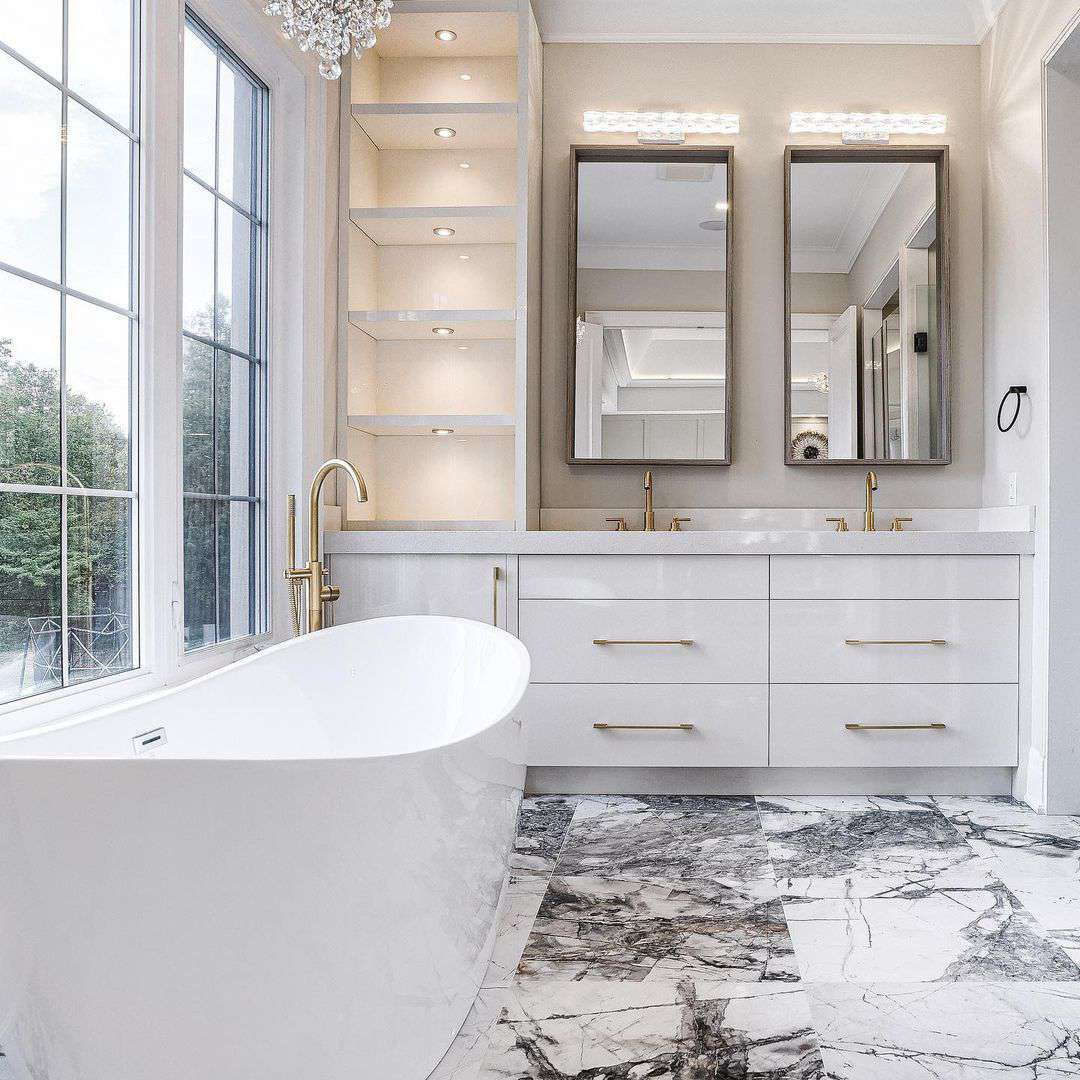 大理石地板的浴室