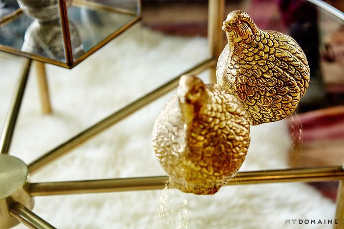 咖啡桌上的古董铜鸟