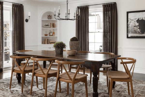 有木制家具和巧克力褐色窗帘的餐厅