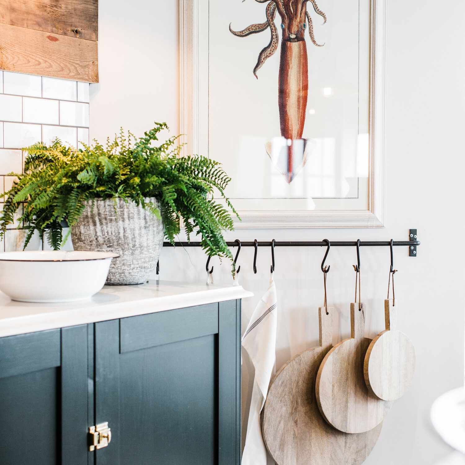 带深绿色橱柜的厨房角落