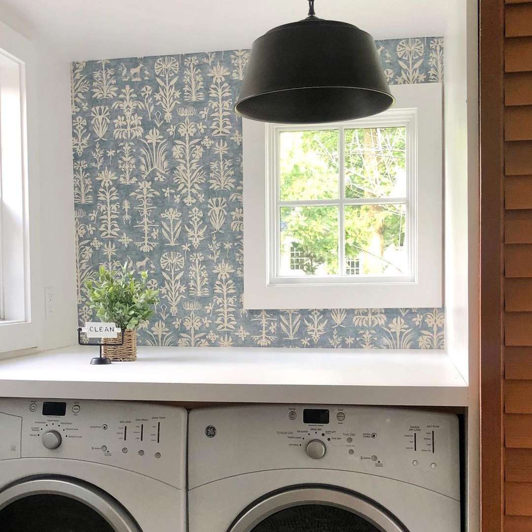 有洗衣机的洗衣房。