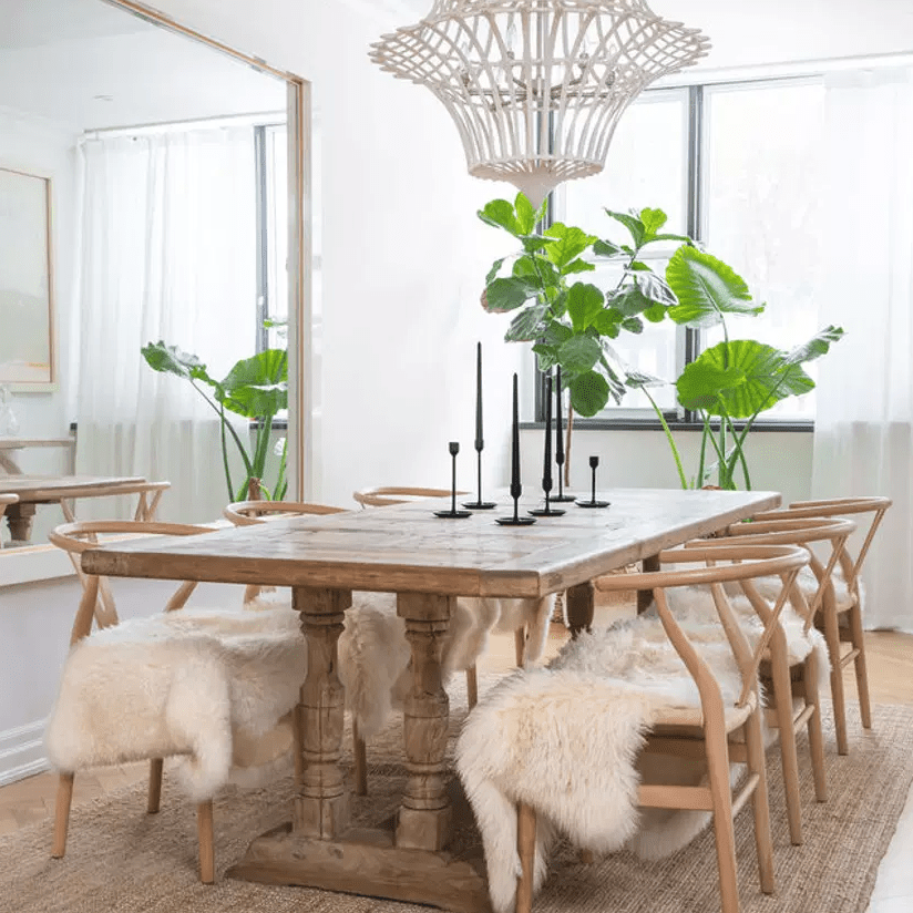 一个用餐室装满木制家具，顶部蓬松的白色抛出